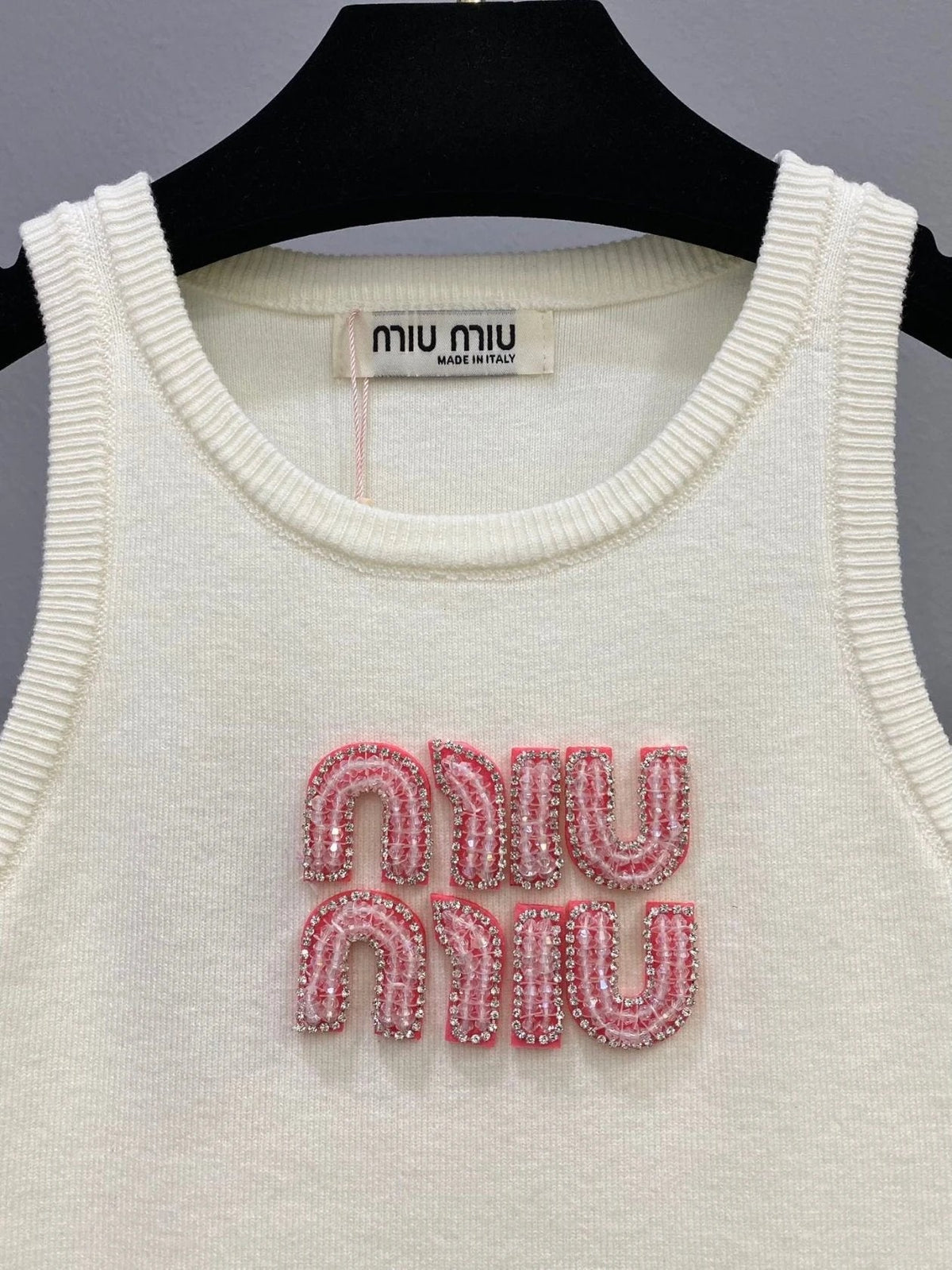 "MIU" TANKTOP MIT ROSA BUCHSTABEN