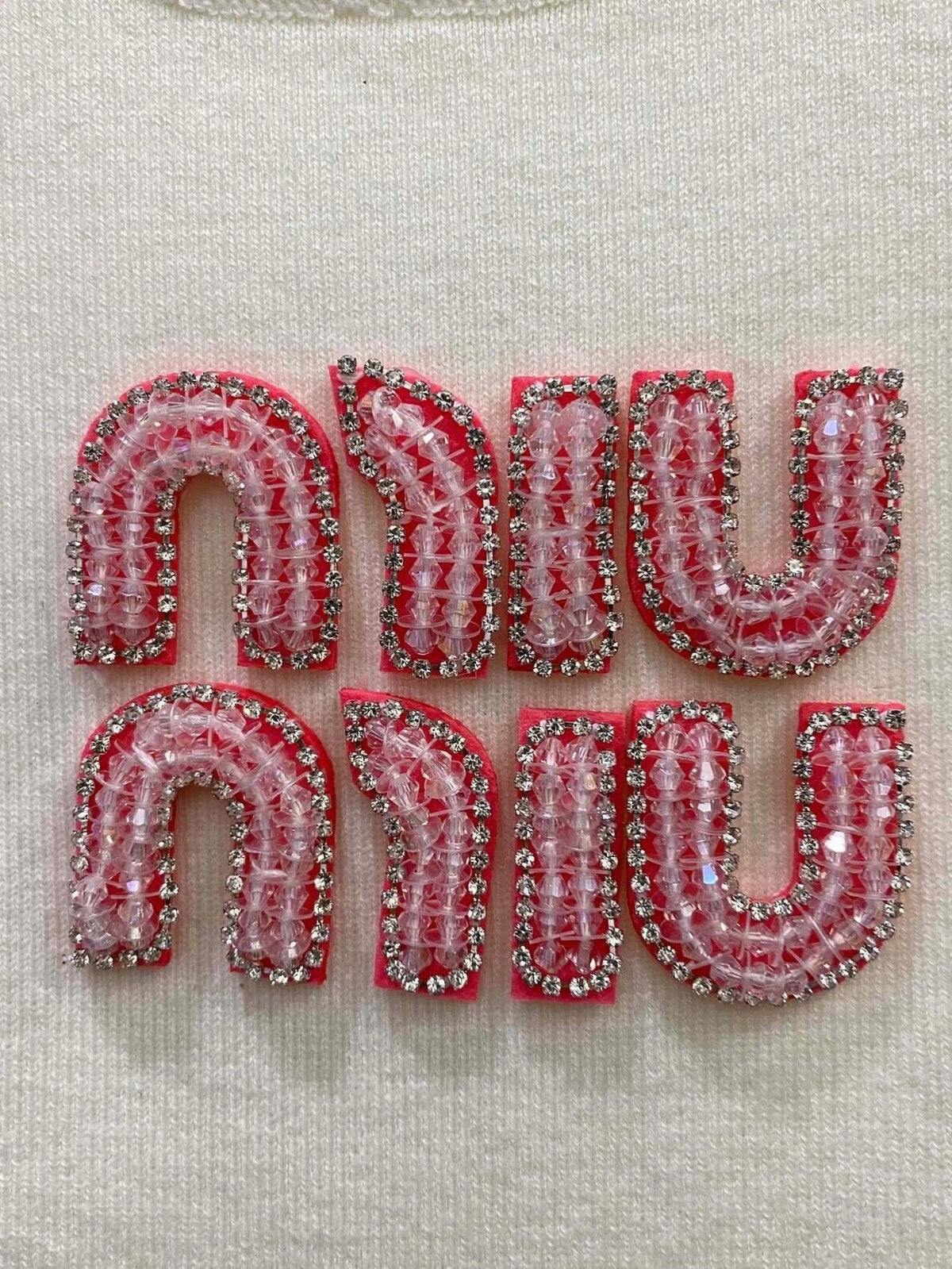 "MIU" TANKTOP MIT ROSA BUCHSTABEN