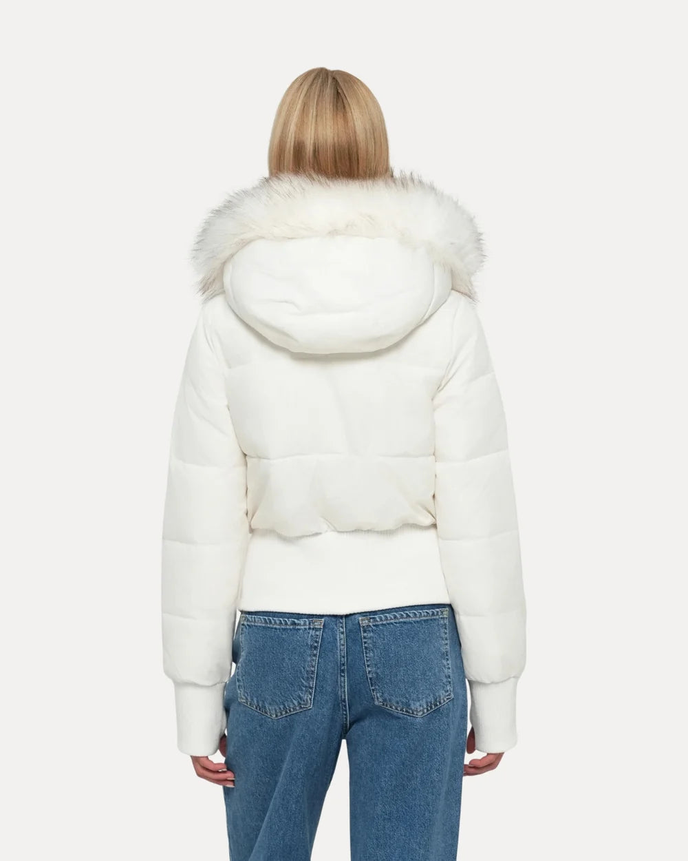 Daunenjacke mit Fellkapuze