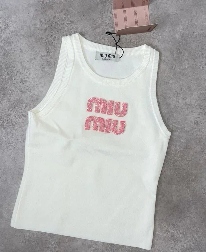 "MIU" TANKTOP MIT ROSA BUCHSTABEN